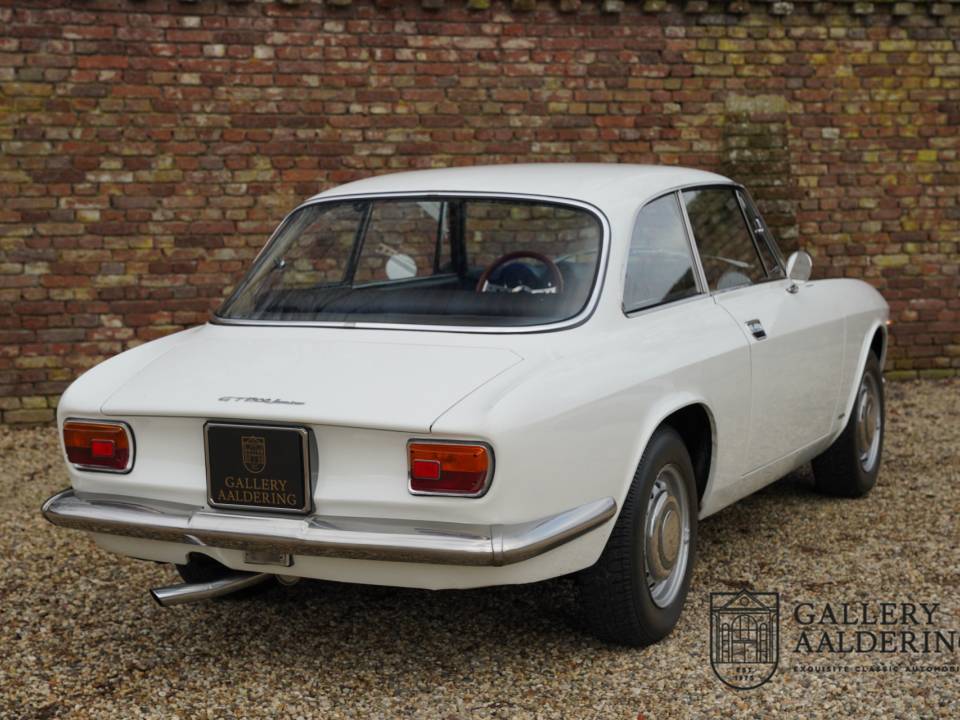 Image 11/50 of Alfa Romeo Giulia GT 1300 Junior (1970)