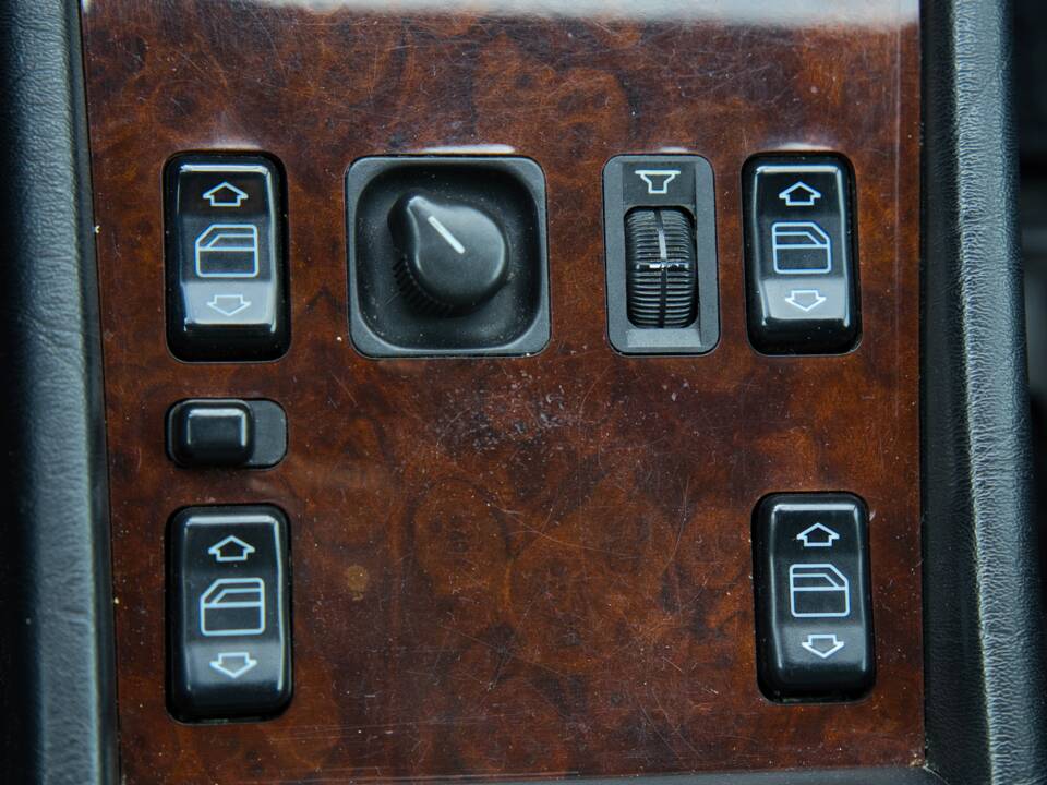 Image 34/63 of Mercedes-Benz 220 E (1993)
