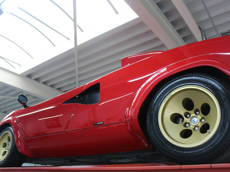 Bild 9/50 von Lamborghini Countach LP 5000 S QV (1987)