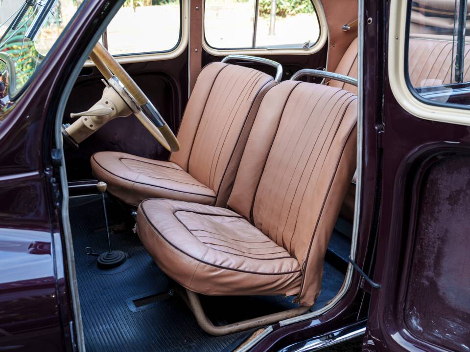 Immagine 26/33 di Renault 4 CV Décapotable (1951)