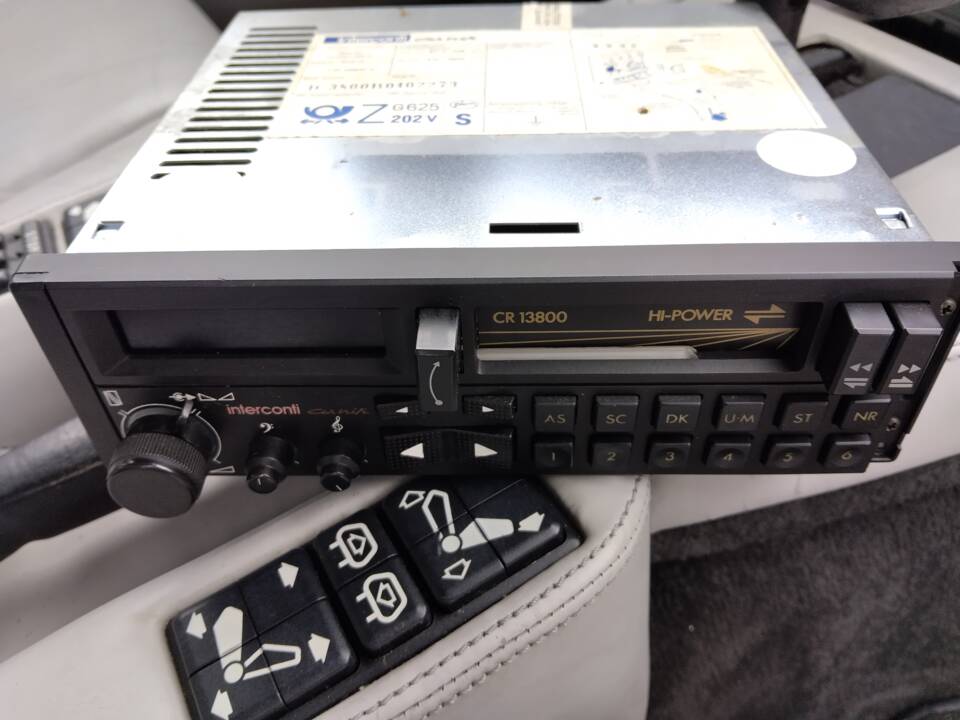 Bild 27/113 von BMW 735i (1986)