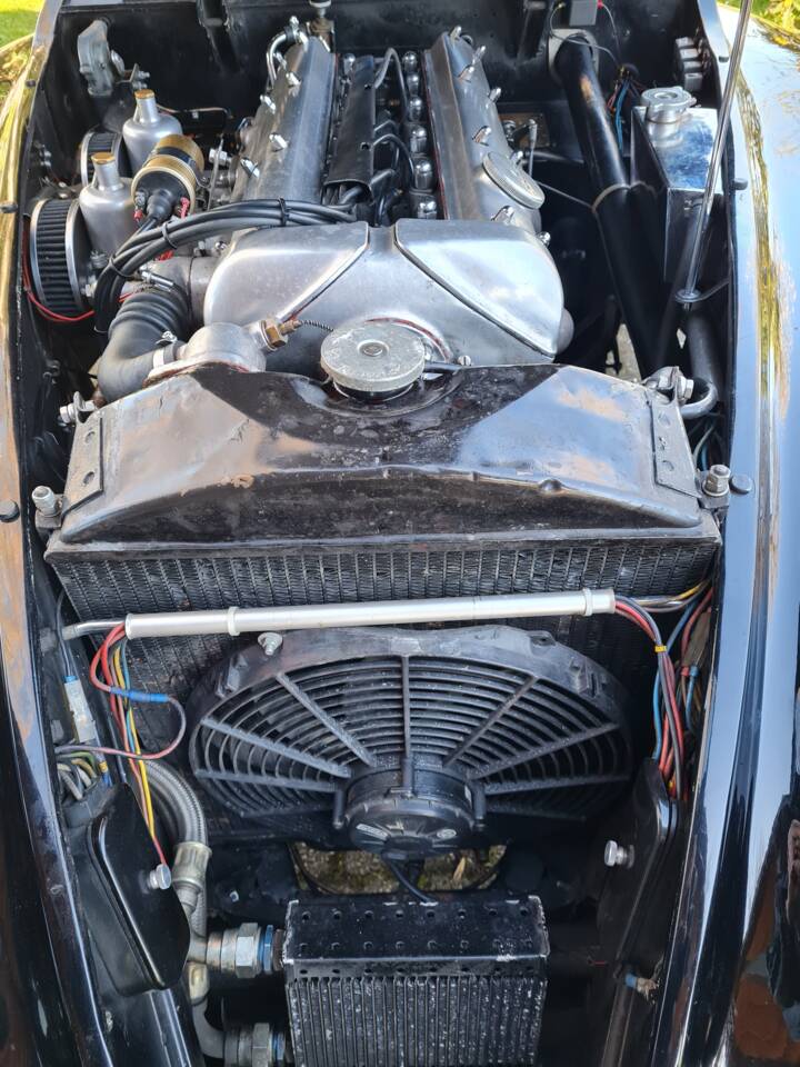 Image 2/6 of Jaguar XK 120 OTS (1952)