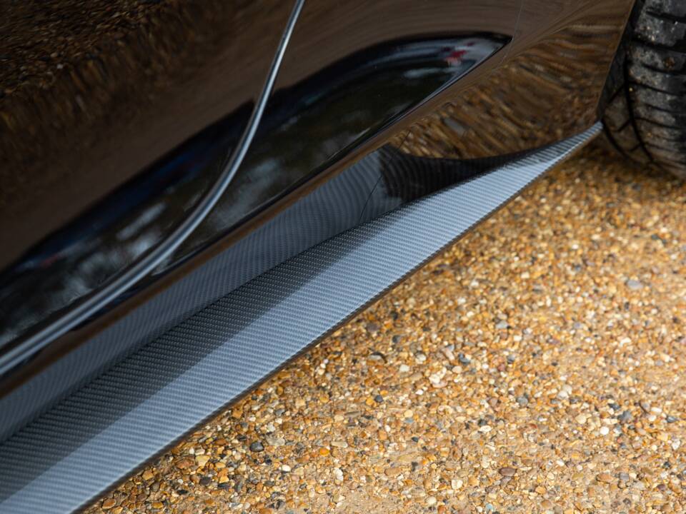 Immagine 26/72 di Aston Martin Vanquish Volante (2016)