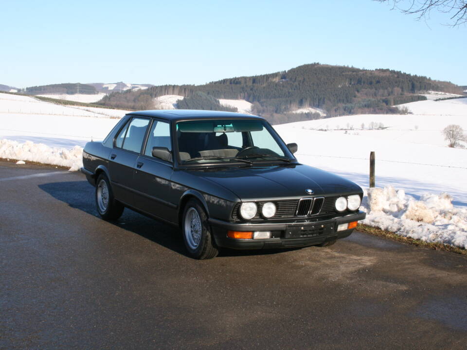 Image 2/65 of BMW 520i (1987)