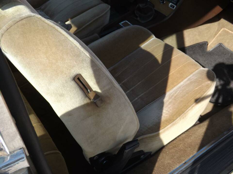 Image 37/49 of Peugeot 504 Coupé (1981)