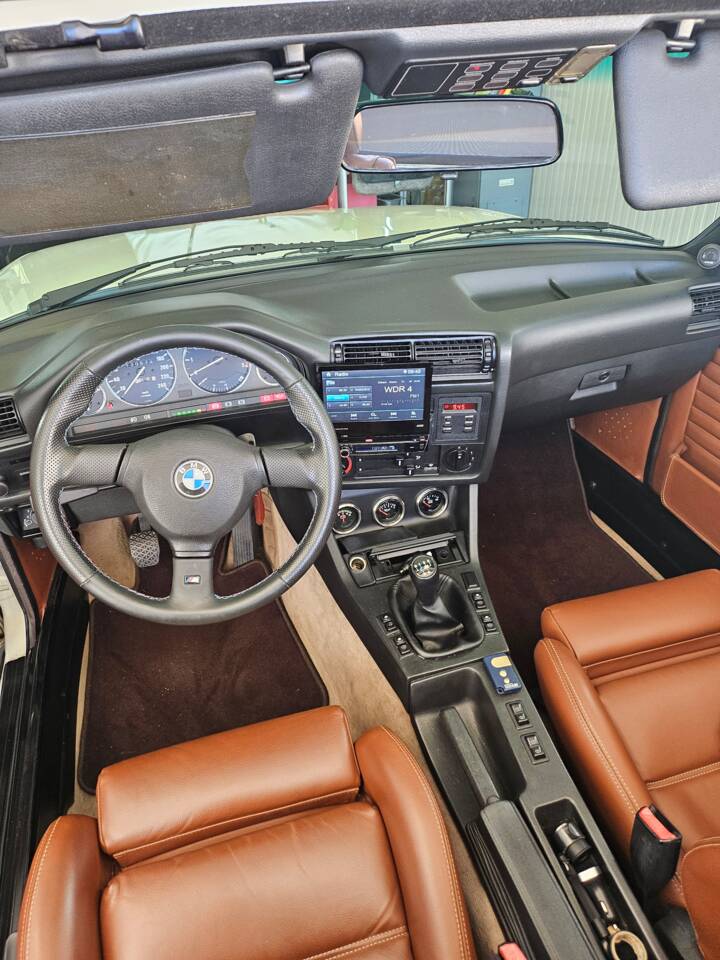 Immagine 25/67 di BMW 320i (1990)