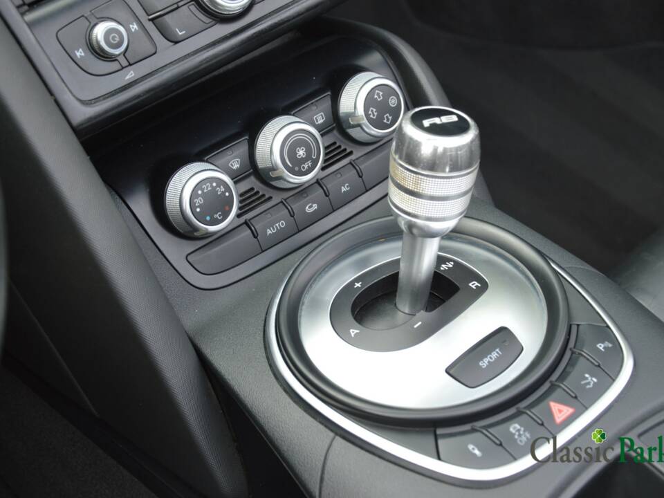 Image 46/50 of Audi R8 Spyder 4.2 FSI Quattro (2011)