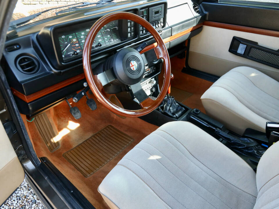 Immagine 50/50 di Alfa Romeo Alfetta 2.0 (1984)