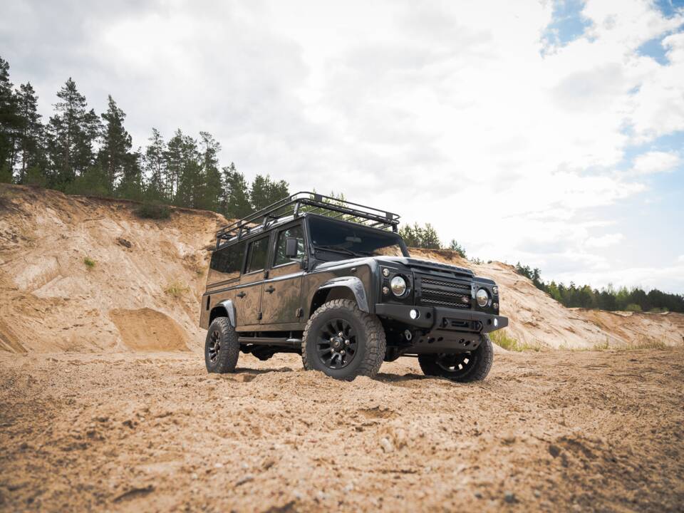 Image 2/41 of Land Rover Defender 110 (1992)
