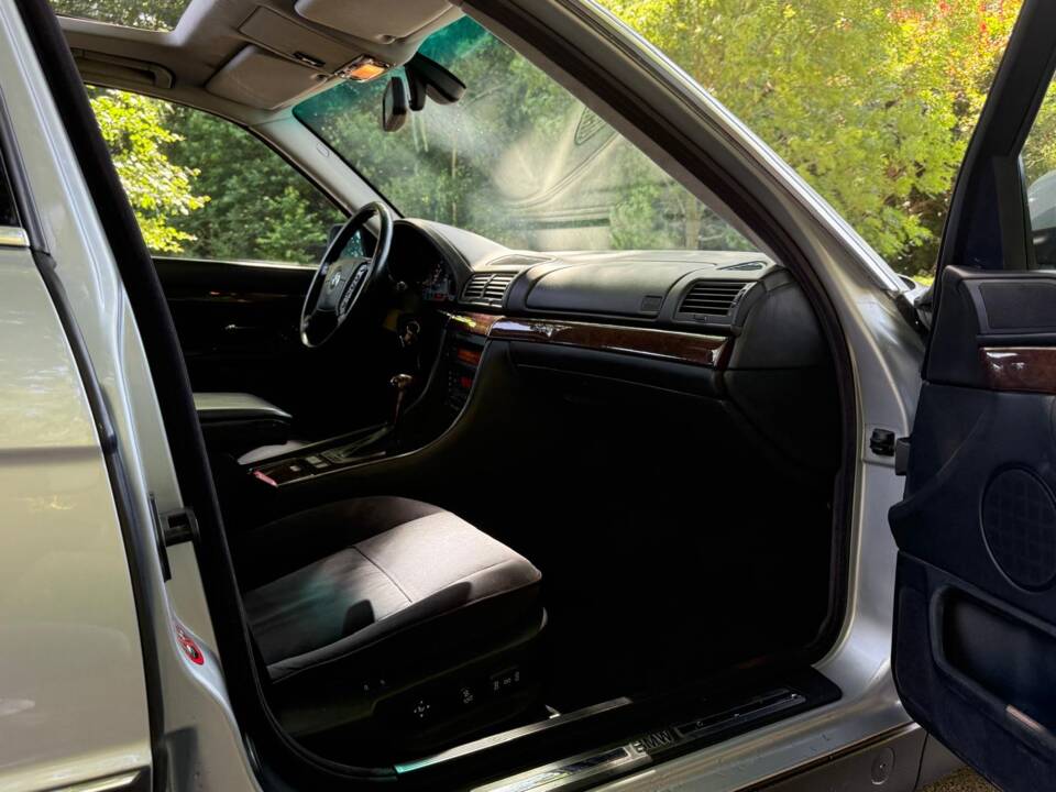 Immagine 8/14 di BMW 750i (1997)