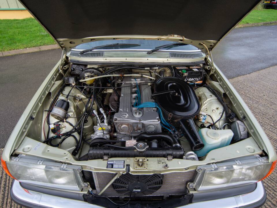 Image 21/30 de Mercedes-Benz 280 CE (1980)