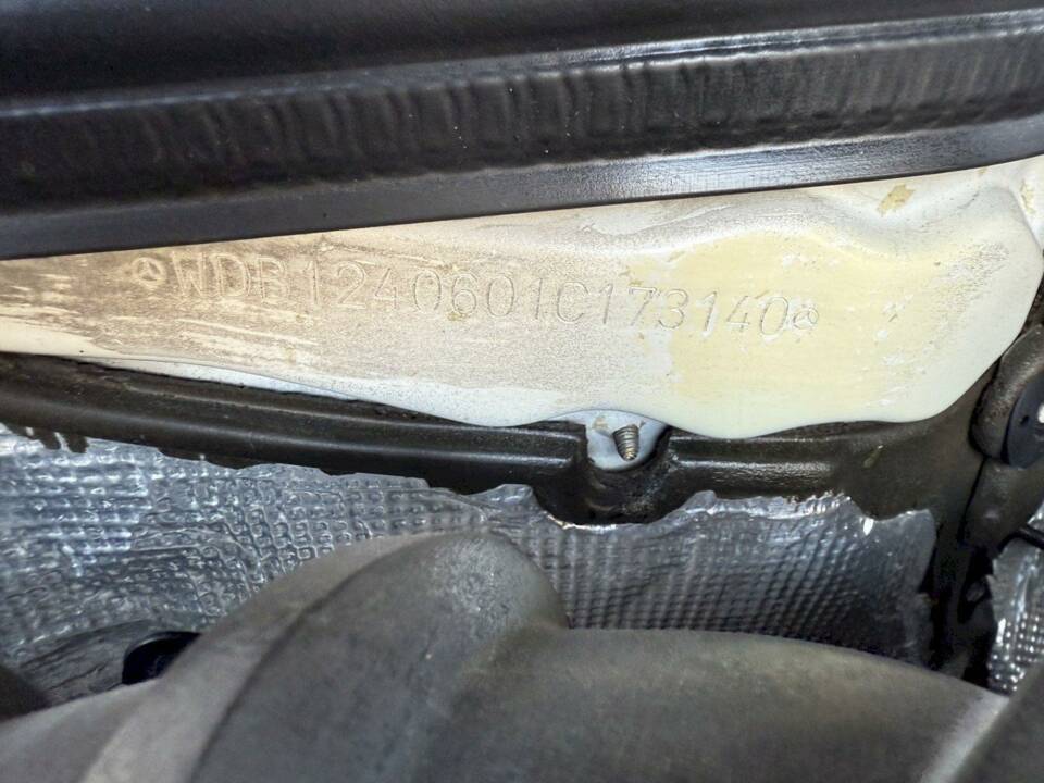 Image 26/36 of Mercedes-Benz E 200 (1994)