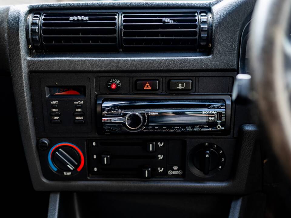 Bild 33/47 von BMW 320i (1990)
