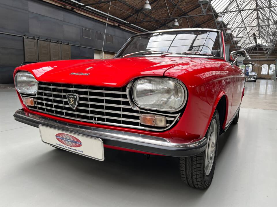 Image 2/39 of Peugeot 204 Convertible (1968)