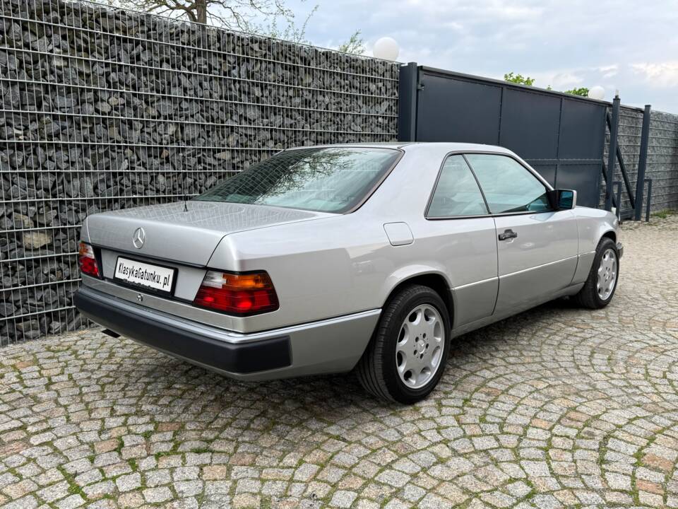 Imagen 59/100 de Mercedes-Benz 300 CE (1992)