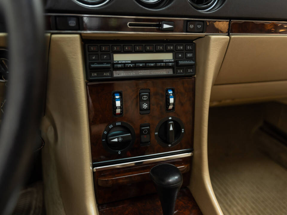 Image 17/40 of Mercedes-Benz 300 SL (1987)