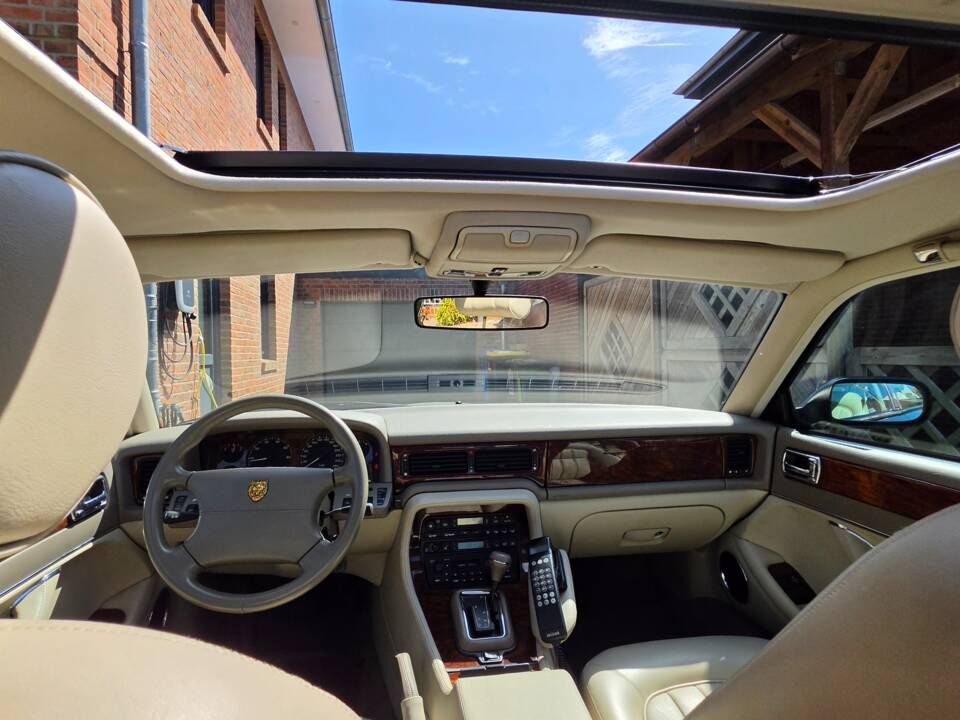 Image 20/26 of Jaguar XJ 6 4.0 Sovereign (1996)