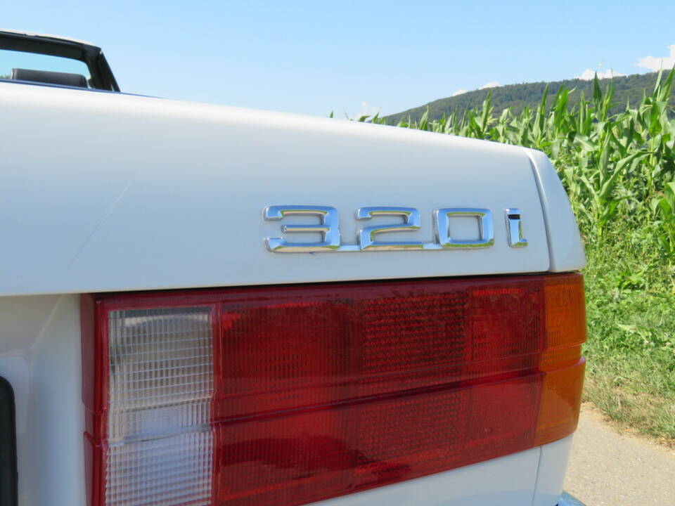 Image 18/22 of BMW 320i (1989)