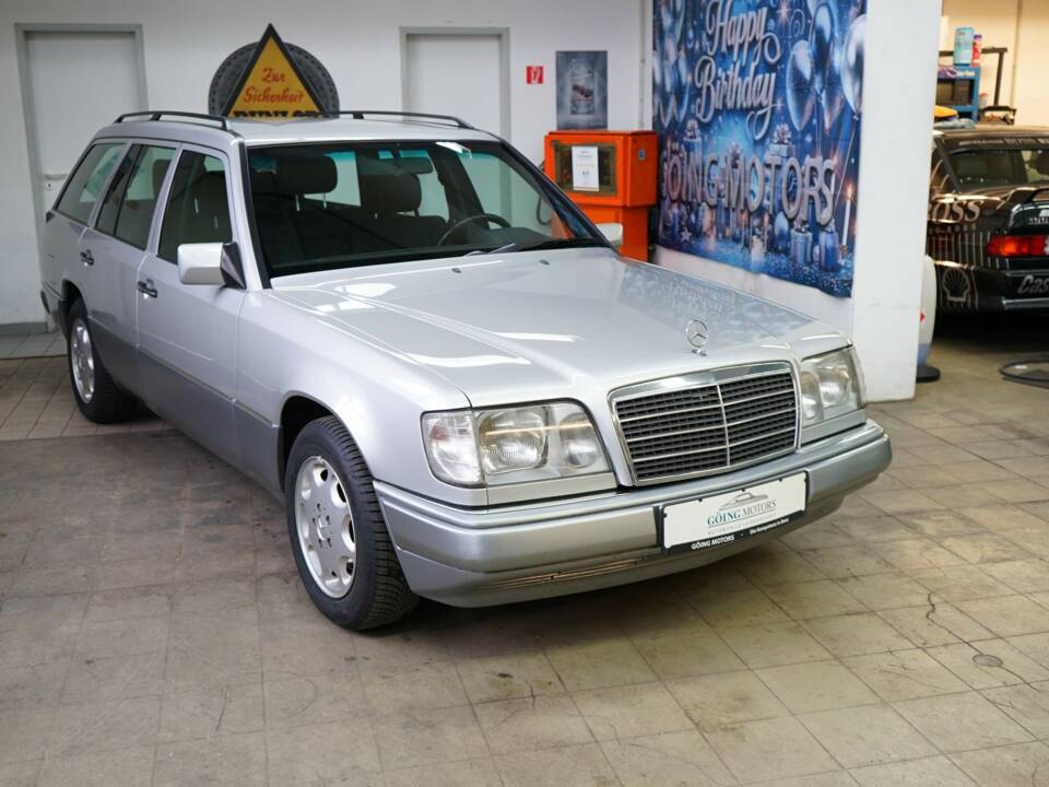 Image 1/36 de Mercedes-Benz E 220 T (1993)