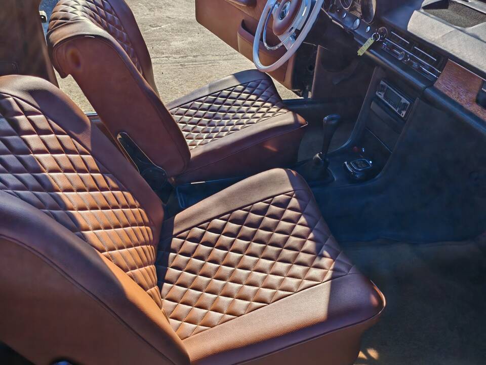 Bild 36/42 von Mercedes-Benz 250 C (1970)
