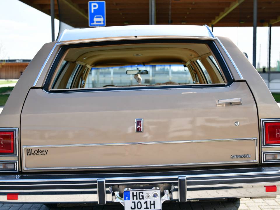 Image 44/45 of Oldsmobile Custom Cruiser (1985)