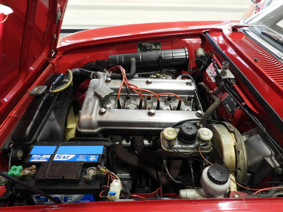 Image 11/15 of Alfa Romeo Giulia 1600 GT Junior (1975)