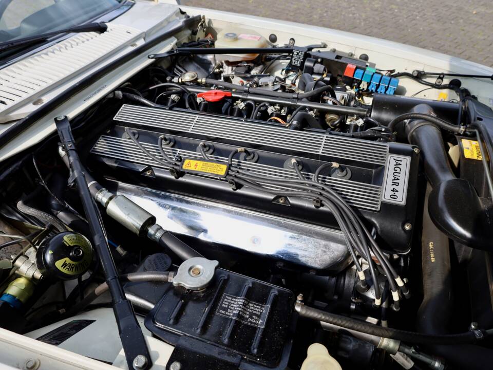 Image 18/29 of Jaguar XJS 4.0 (1991)