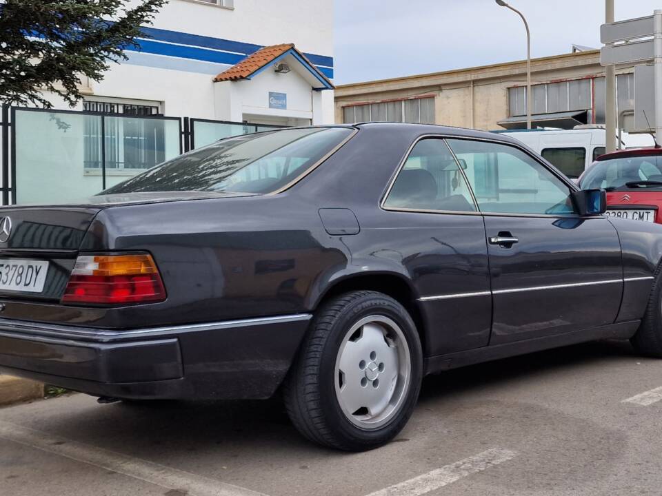 Image 6/11 of Mercedes-Benz 300 CE (1991)