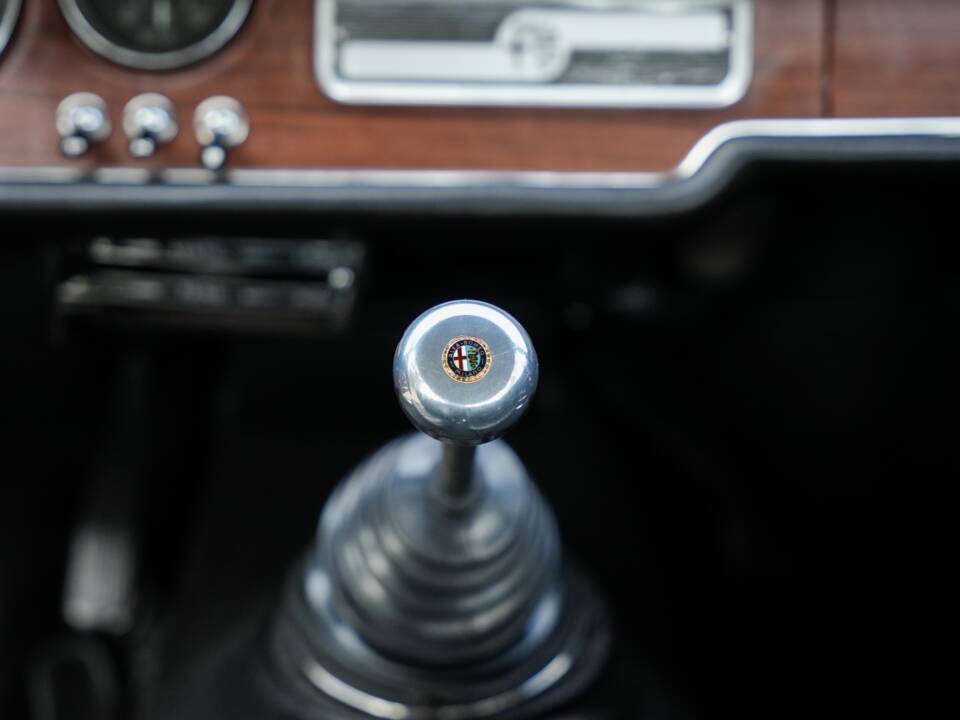 Image 33/38 of Alfa Romeo Giulia GT 1300 Junior (1968)
