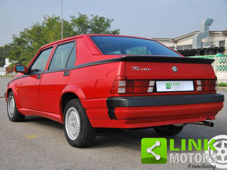 Image 4/9 de Alfa Romeo 75 1.8 Turbo (1988)