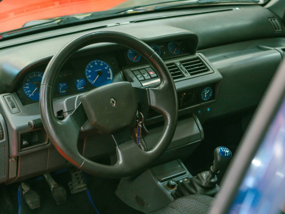 Imagen 13/27 de Renault Clio I 1.8 16V (1994)