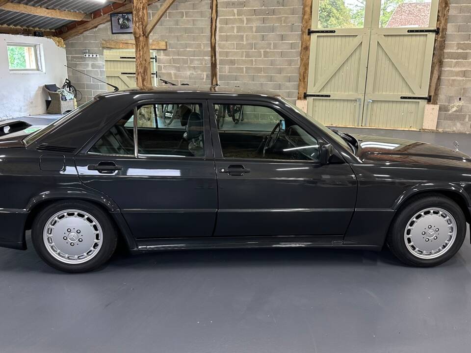 Image 3/9 de Mercedes-Benz 190 E 2.5-16 (1990)