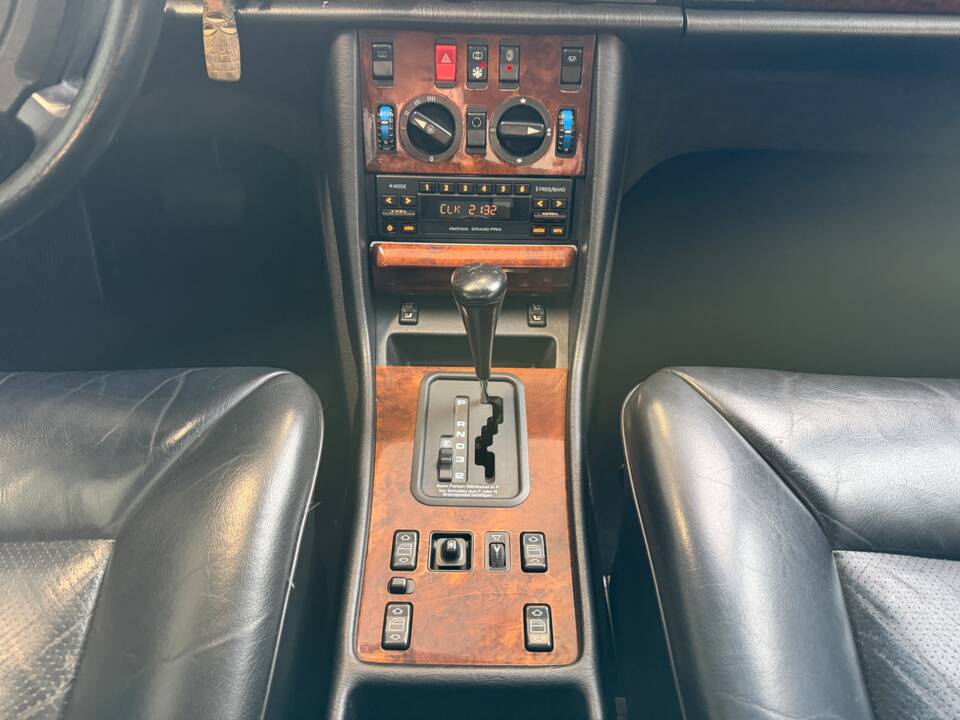 Bild 26/46 von Mercedes-Benz 300 SE (1990)