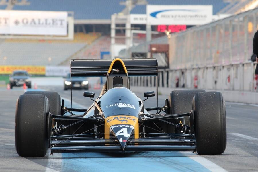 Bild 2/28 von Tyrrell 017 (1988)