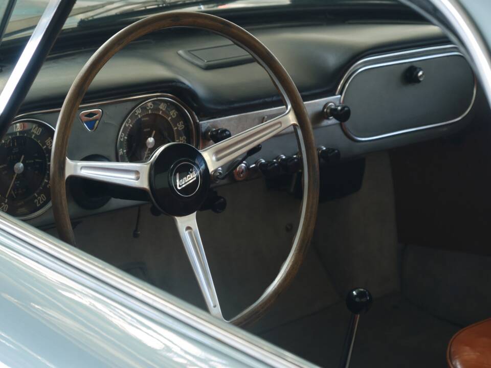Bild 48/50 von Lancia Flaminia GT 2.5 3C Touring (1963)
