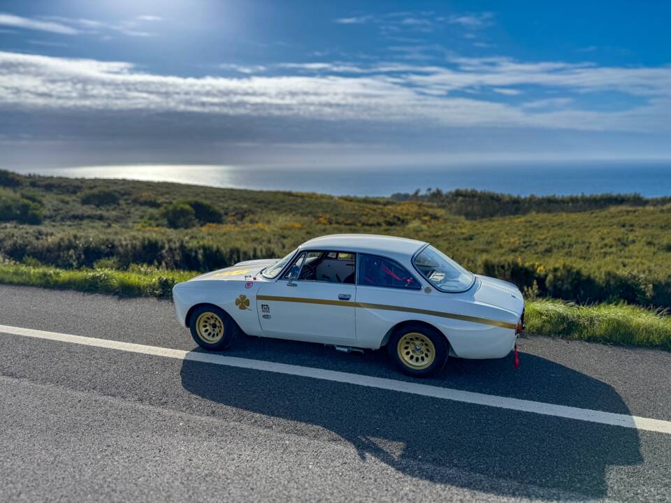 Image 14/99 of Alfa Romeo Giulia 1750 GT Am (1971)