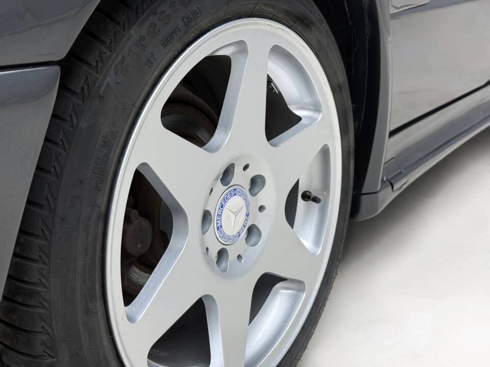 Image 16/21 of Mercedes-Benz 190 E 2.5-16 (1993)