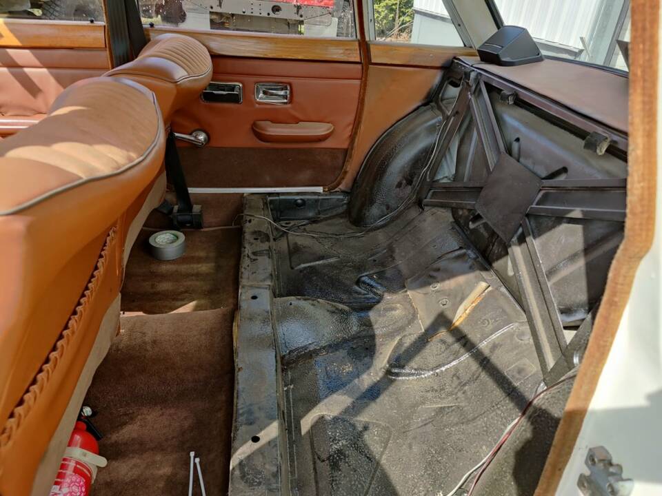 Image 7/8 of Triumph 2000 Mk II (1972)