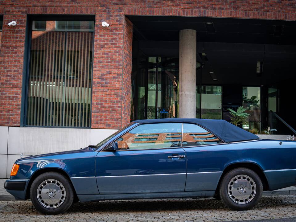 Obraz 50/50 pojazdu Mercedes-Benz 300 CE-24 (1992)