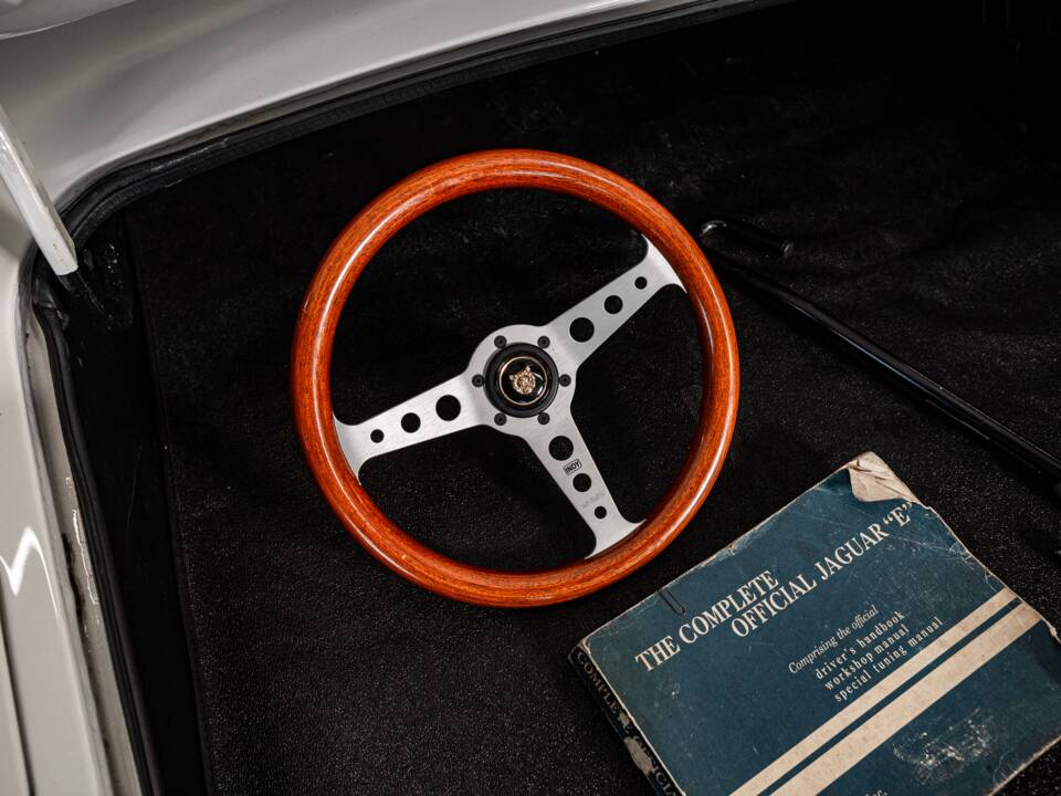 Image 21/53 de Jaguar E-Type (1970)