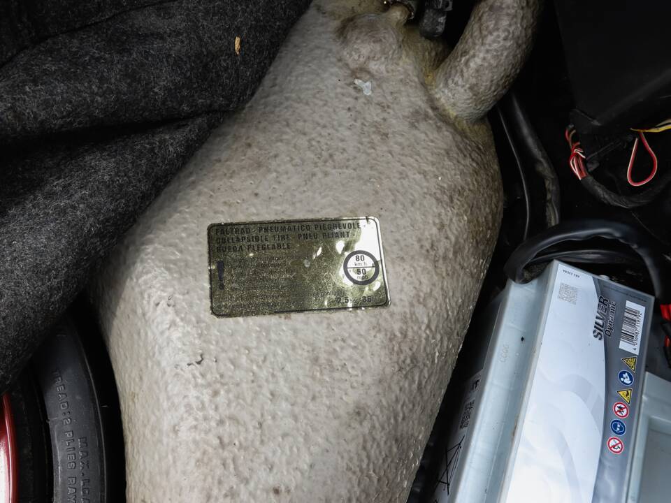 Image 32/108 de Porsche 911 Carrera 3.2 (1989)