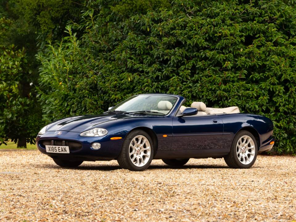 Image 30/41 of Jaguar XKR (2001)