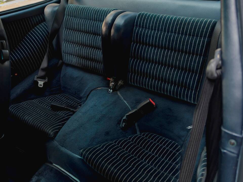 Image 4/33 of Porsche 911 Carrera 3.2 (1988)