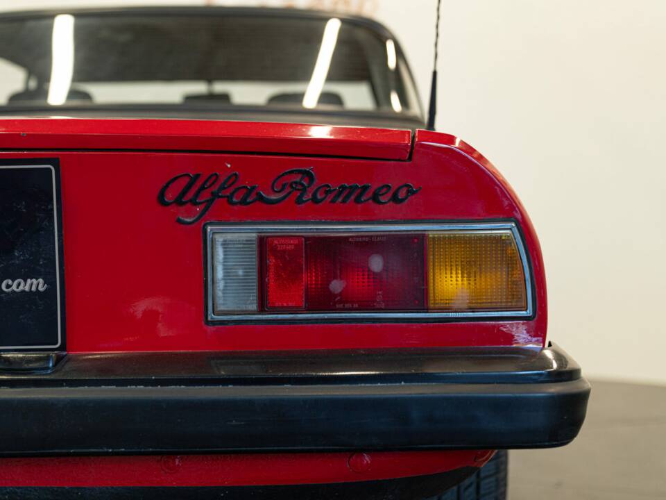 Image 9/50 of Alfa Romeo 1600 Spider (1972)