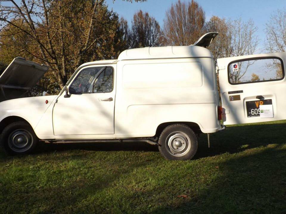 Image 24/44 of Renault R 4 F6 (1982)