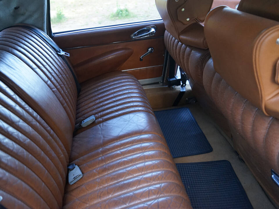 Image 2/24 of Citroën DS 23 IE (1975)