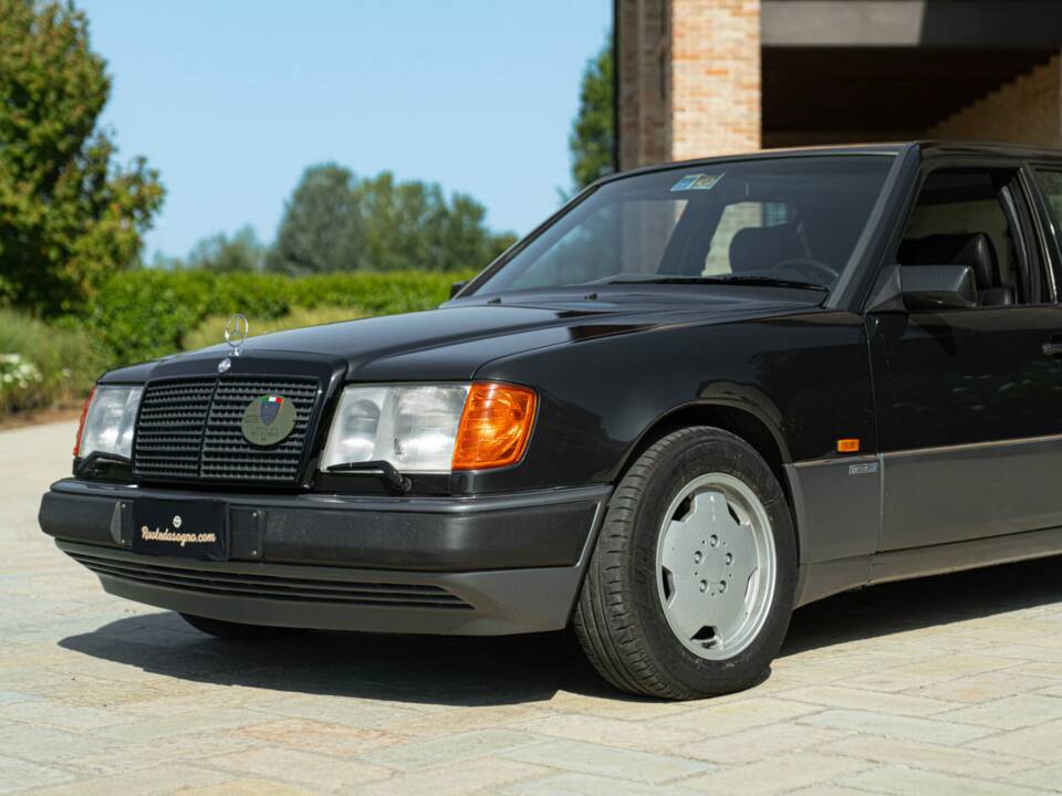Bild 23/50 von Mercedes-Benz 300 E-24 (1989)
