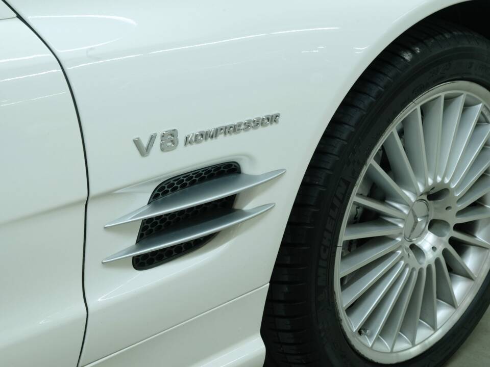 Image 24/50 of Mercedes-Benz SL 55 AMG (2003)