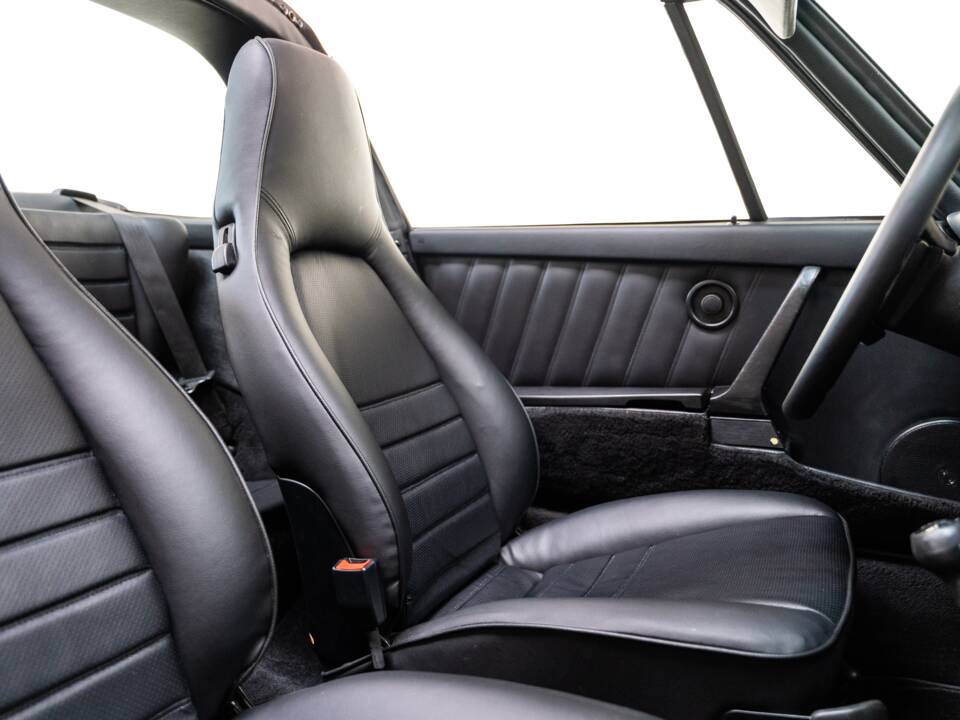 Image 15/31 of Porsche 911 Carrera 3.2 (1988)