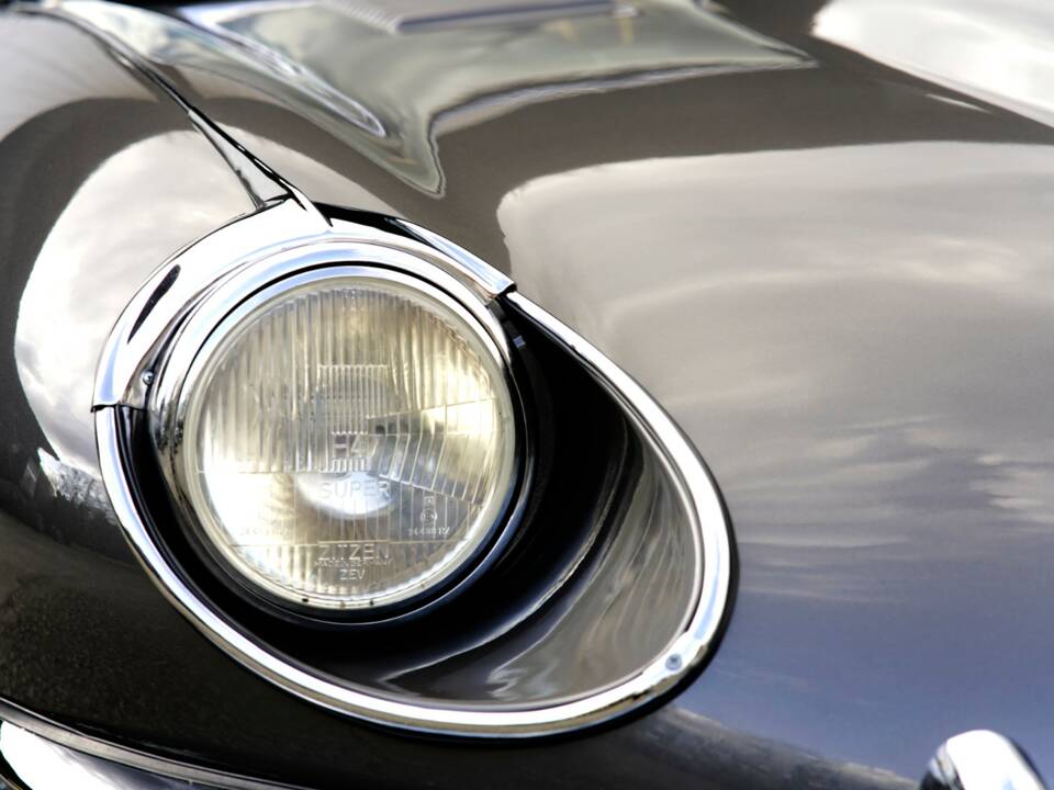 Image 7/25 de Jaguar E-Type (1969)